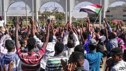 Sudan: Al-Bashir detained, protesters reject coup leader
