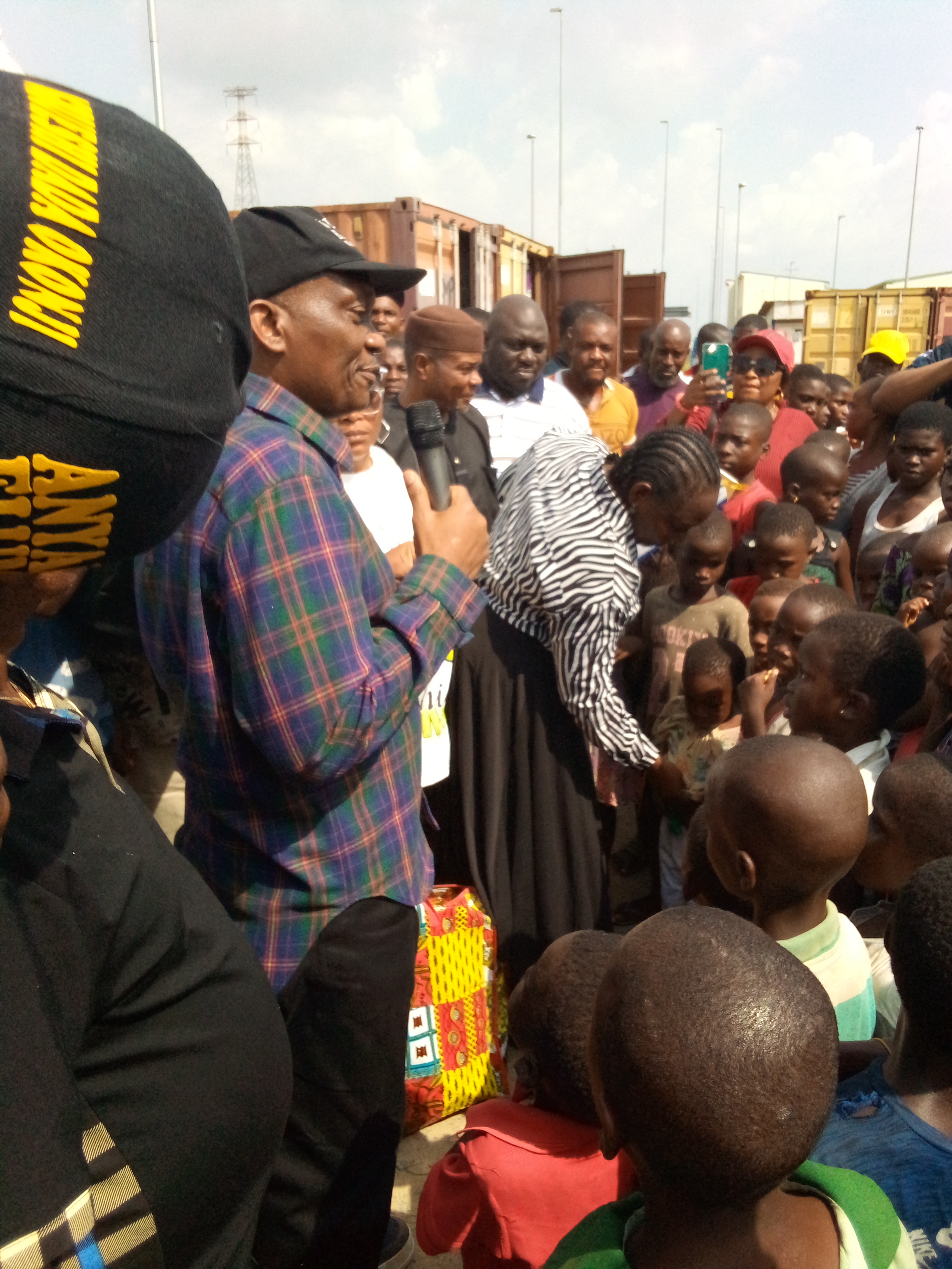 Flood: Elumelu visits IDP Camps in Aniocha/Oshimili..donates N25m cash to victims for feeding; calls on FG to dredge  rivers