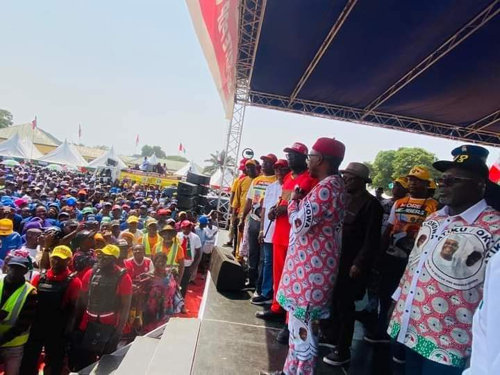 At Isiokolo, Okowa prays for Amori: Dem no go thief your vote again o, as more APC members dump party for PDP